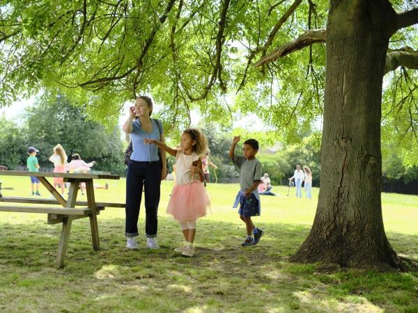 Bild 1 von 3: Im Stadtpark trifft Emma (Jessica Barden, l.) zufällig auf die Kinder Poppy (Isabella Tyson, M.) und Jack (Lucas Tyson, r.), doch sie ist überrascht, keine Aufsichtsperson in ihrer Nähe zu entdecken.