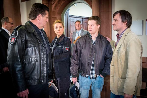 Bild 1 von 6: Franzi (Rhea Harder-Vennewald, 3.v.l.) wundert sich über das Verhalten von Hans (Bruno F. Apitz, 2.v.l.), der es nicht lassen kann, Tilo (Dennis Kamitz, 2.v.r.) und dessen Bewährungshelfer Schröter (Christian Kerepeszki, r.) seine Meinung zu Tilos Freispruch zu sagen.