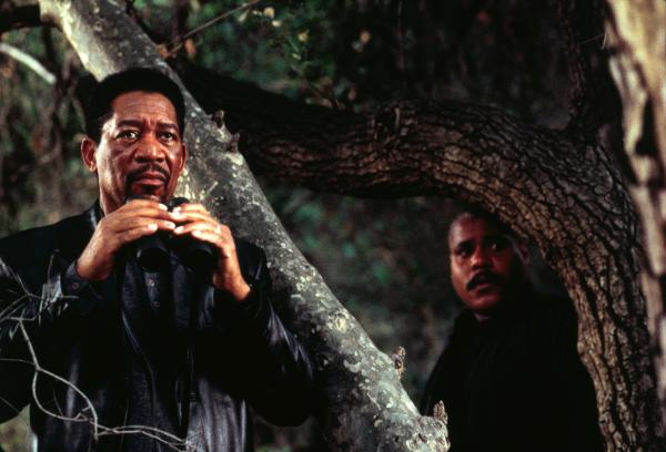 Bild 1 von 10: Alex Cross (Morgan Freeman, l.) und sein Kollege Sampson (Bill Nunn, r.) beobachten einen Verdächtigen.