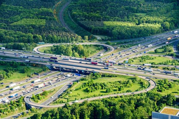 Bild 1 von 9: Ein dichtes Netz von mehr als 13.000 Kilometer Autobahn zieht sich durch Deutschland. Das Schienennetz der Bahn hat eine Länge von knapp 40.000 Kilometer. Trotz Staus und Störungen sind diese Verkehrsadern die Basis des Mobilität von heute.