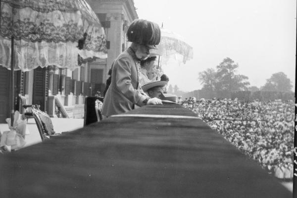 Bild 1 von 17: Im Bild: Franz Joseph nimmt am Balkon von Schloss Schönbrunn die Huldigungen anlässlich seines 60. Regierungsjubiläums entgegen. Er ist zum Paradenkaiser geworden.