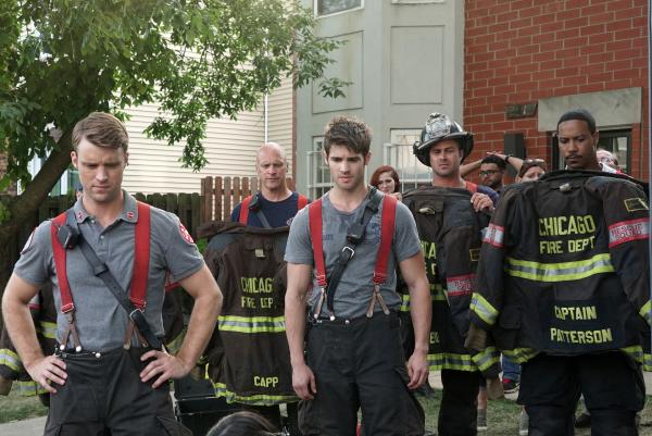 Bild 1 von 9: (l-r) Jesse Spencer as Matthew Casey, Steve McQueen as Jimmy, Taylor Kinney as Kelly Severide, Brian White as Cpt. Dallas Patterson -- (Photo by: Elizabeth Morris/NBC)