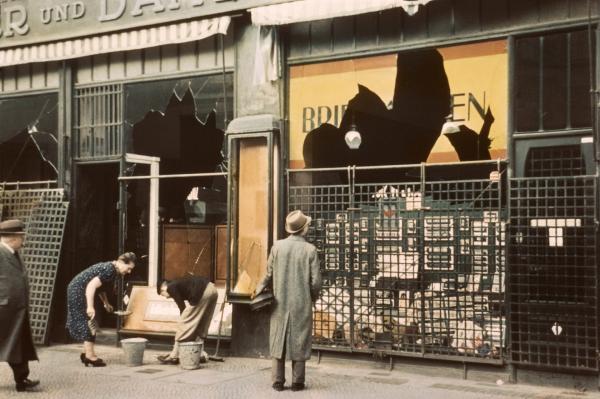 Bild 1 von 1: Nach der Kristallnacht, 1938.