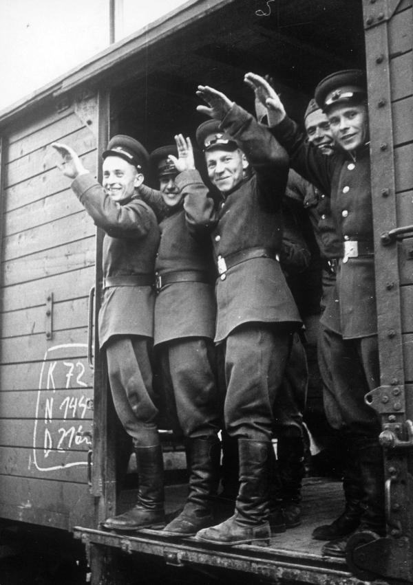 Bild 1 von 14: Im Bild: Letzter Besatzungssoldat verlässt.Österreich