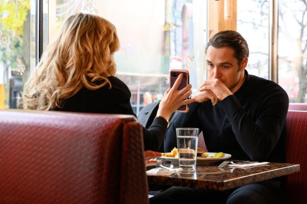 Bild 1 von 11: Marissa Morgan (Geneva Carr, l.); Stephen Raposa (Aaron Dean Eisenberg, r.)
