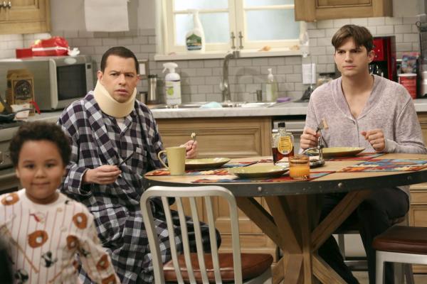 Bild 1 von 9: Während Walden (Ashton Kutcher, r.) feststellen muss, wie schwierig es ist, mit einer Frau intim zu werden, während Louis (Edan Alexander, l.) in Haus ist, trifft Alan (Jon Cryer, M.) auf Lindsey ...
