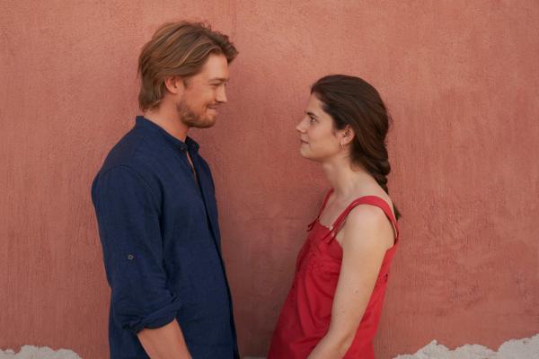 Bild 1 von 3: Obwohl Frances (Alison Oliver) anfangs ein ungutes Gefühl hatte Nick (Joe Alwyn) so plötzlich wiederzusehen, kommen sich die beiden näher als gedacht.