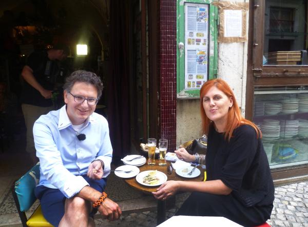 Bild 1 von 4: Moderator Michael Friemel und Protagonistin Silvia Reis.