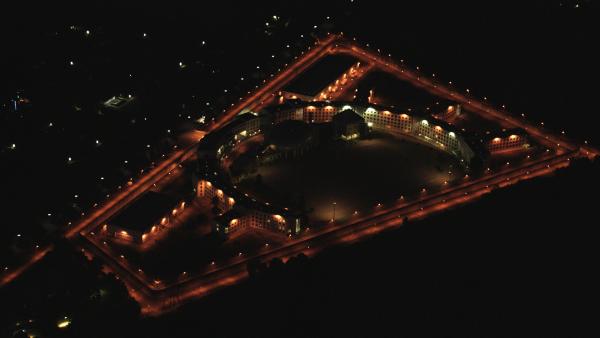 Bild 1 von 8: Gefängnis bei Nacht: Die Justizvollzugsanstalt Gelsenkirchen zeigt sich in der Dunkelheit  von ihrer schönen Seite.