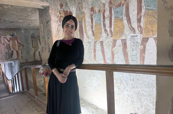 Bild 1 von 6: Neurowissenschaftlerin Radwa Khalil im Inneren einer Grabkammer im altägyptischen Dorf Deir el-Medina am Westufer des Nils: Die Grabkammer wurde die für die Pharaonin Tausret im Tal der Könige angelegt.
