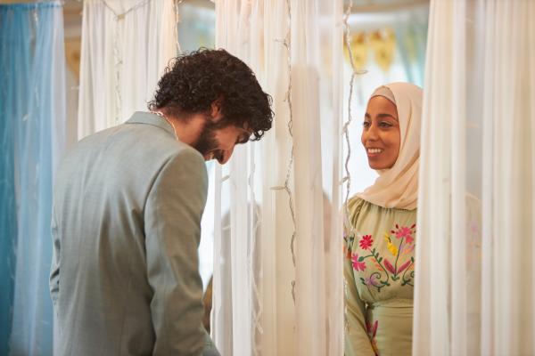 Bild 1 von 6: Amina (Anjana Vasan) und Ahsan (Zaqi Ismail) geben auf Noors Verlobungsparty das perfekte Paar - zumindest nach außen.