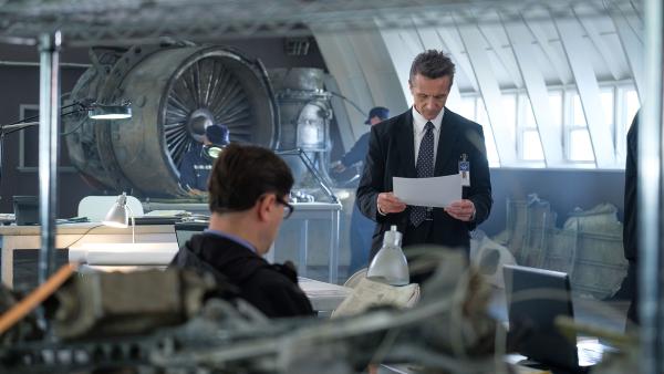 Bild 1 von 3: Ein russischer Ermittler schaut sich Luftbilder der Unfallstelle an.