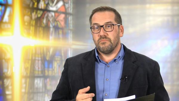 Bild 1 von 2: Steffen Schulte haelt eine Andacht zur Reformation