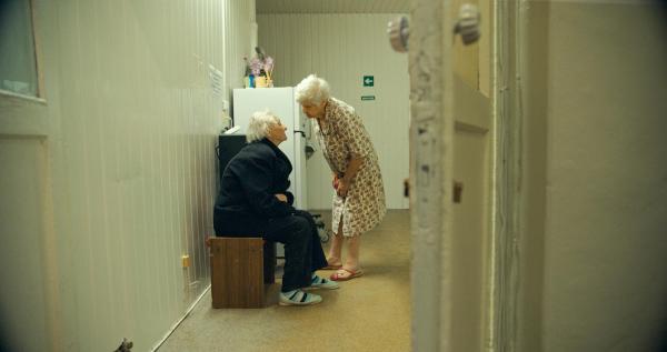 Bild 1 von 4: Im Bild: Während der Krieg das Leben an der Front bestimmt, entstehen in der Ukraine neue Netzwerke der Fürsorge: In Altenheimen finden evakuierte Seniorinnen Schutz und medizinische Betreuung.