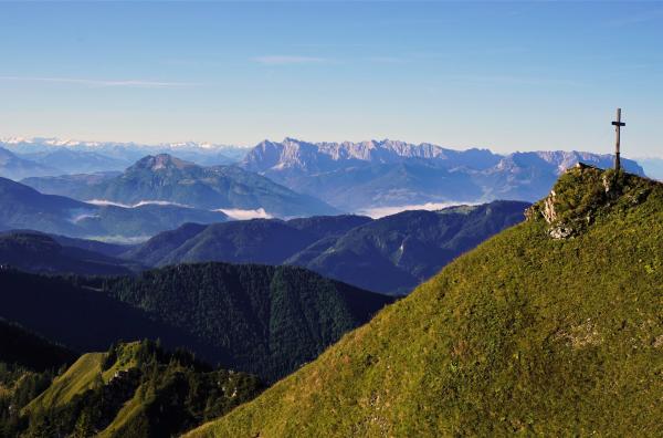 Bild 1 von 8: Blick vom Hochgerngipfel in den Chiemgauer Alpen