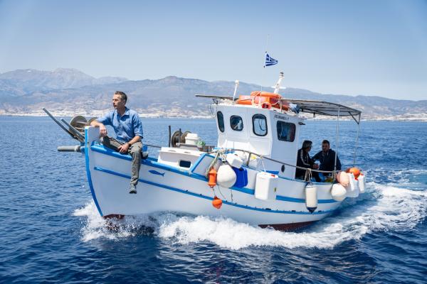 Bild 1 von 8: Dirk Steffens auf dem Weg zur griechischen Insel Chrysi. Er will das Geheimnis der magischen Purpurfarbe lüften.
