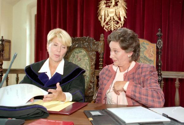 Bild 1 von 7: Im Bild: Auch die Ehe von Hans und Adelheid Sonnleitner wird geschieden. Julia Laubach verliest das Urteil, Regine Beranke führt Protokoll (v.li.: Christiane Hörbiger, Herta Schell).