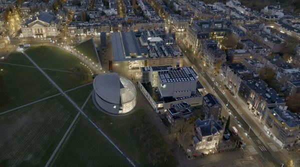 Bild 1 von 3: Das Van Gogh Museum in Amsterdam, aus der Luft betrachtet.