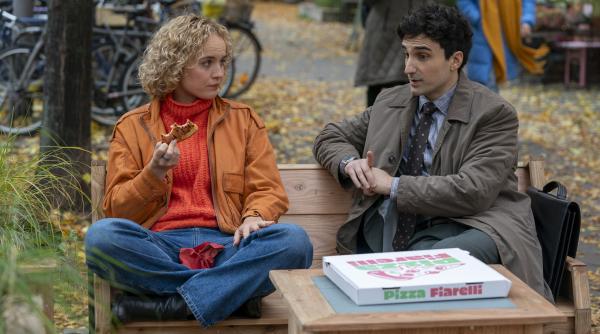 Bild 1 von 20: Lisa (Luise von Finckh) und Cem (Emre Aksizoglu) essen zusammen Pizza.