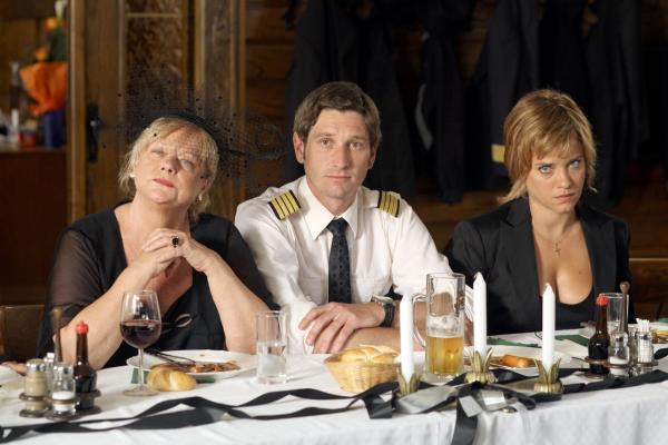 Bild 1 von 1: Im Bild: Marianne Mendt (Leopoldine), Andreas Kiendl (Hubert), Muriel Baumeister (Marie).