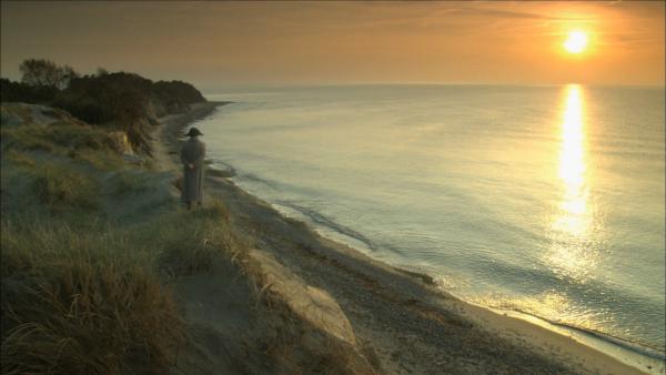 Bild 1 von 2: Napoleon Bonaparte, General, Diktator und Kaiser, hatte das Recht zur Gesetzesinitiative, ernannte Minister und andere hohe Staatsbeamte, revolutionierte sein Land und eroberte weite Teile Europas. Doch die Geschichte geht am Ende nicht gut aus: Nach seiner Niederlage in Waterloo wird Napoleon nach St. Helena verbannt. Und auf einmal hat der Mann von Welt Zeit, einen romantischen Sonnenuntergang am Meer zu genießen. Wobei - vielleicht gab es auf seiner Insel auch einfach nichts Spannenderes mehr zu sehen.