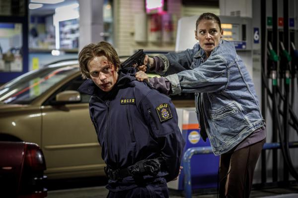 Bild 1 von 6: Nina (Alexandra Nordberg) will dem Zugriff durch die Polizei entgehen. Sie droht damit, Vilhelm Beck (Valter Skarsgård) zu erschießen.