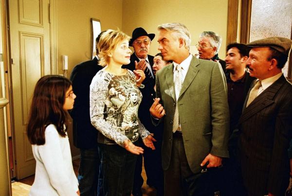 Bild 1 von 14: Biene (Isabel Tuengerthal, 2.v.l.) und Felix (Christoph M. Ohrt, 2.v.r.) wundern sich über die vielen Italiener, die in der Kanzlei auftauchen.