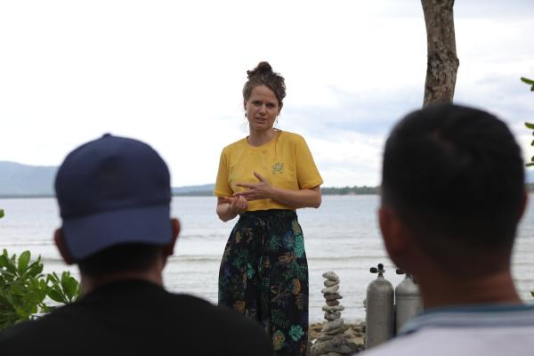 Bild 1 von 13: Im Workshop bildet Meeresbiologin Hanna Kuhfuss künftige Riffbauer aus den Philippinen aus: sie sollen die künstliche Struktur aus Ton unter Wasser aufbauen und kontrollieren.