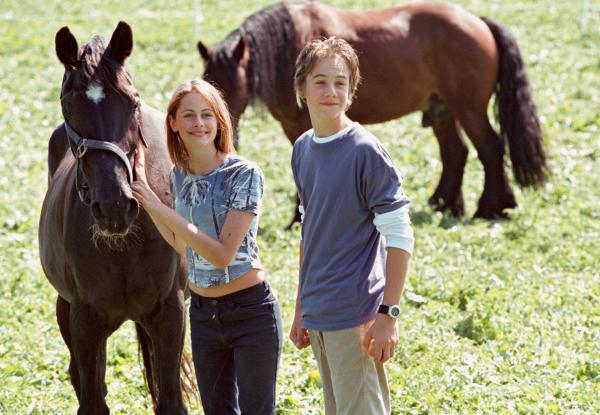 Bild 1 von 15: In der hübschen Julia (Laura Sonntag) findet der sympathische Jonas (Max Felder) eine neue Freundin.