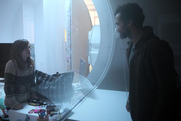 Bild 1 von 9: Um die lebensnotwendigen Luftfilter der Isolationskabine von Sarah (Fantine Harduin, l.) am Laufen zu halten, müssen Mathieu (Romain Duris, r.) und seine Frau Anna regelmäßig die Batterie des Systems prüfen und austauschen.