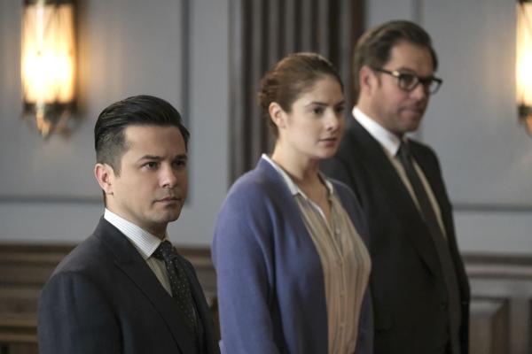 Bild 1 von 14: (v.l.n.r.) Benny Colón (Freddy Rodriguez); Laura Allen (Emily Tremaine); Jason Bull (Michael Weatherly)