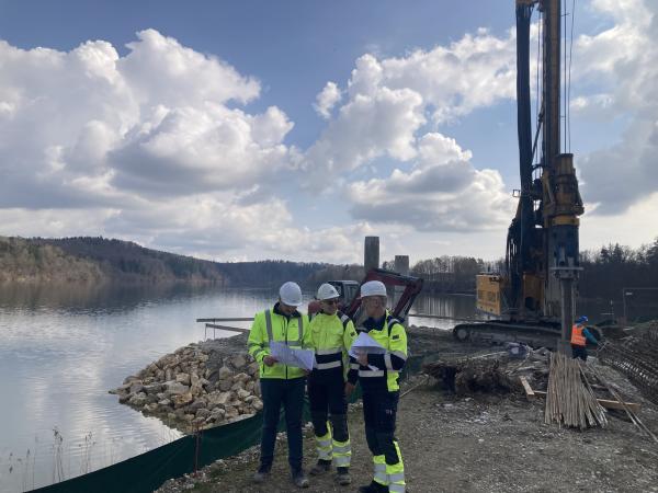 Bild 1 von 14: Uniper-Vertreter bei Kieseinbringung bzw. Sanierungsarbeiten am Lech.
