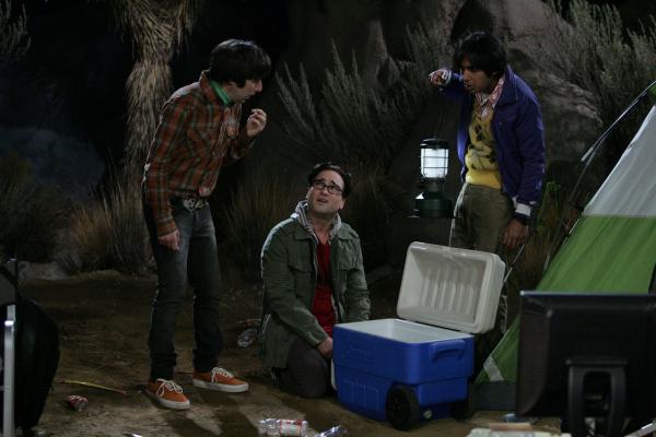 Bild 1 von 23: Howard (Simon Helberg, l.), Raj (Kunal Nayyar, r.) und Leonard (Johnny Galecki, M.) gehen zelten, um den Meteorschauer der Leoniden zu beobachten. Howard sieht sich um, wer sonst noch so in der Gegend zeltet und trifft auf zwei Lehrerinnen um die fünfzig, die ihm Kekse schenken. Die drei essen die Kekse, ohne zu wissen, dass es sich dabei um Haschkekse handelt ...