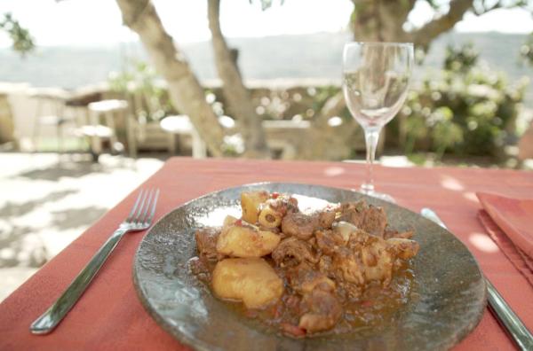 Bild 1 von 4: In Ujué bereitet Imanol ein für Navarra typisches Gericht zu: Lamm mit Paprika und Kartoffeln.