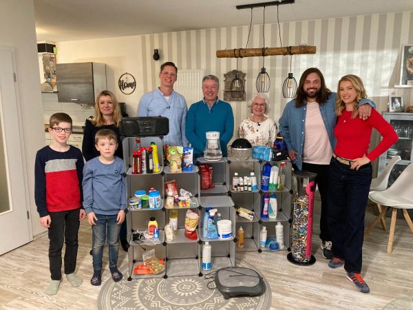 Bild 1 von 10: Achim und Anni stehen mit der ganzen Familie neben den aufgestellten Produkten.
