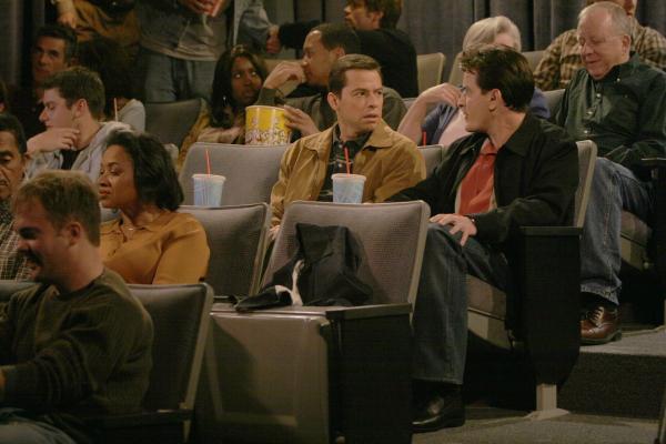 Bild 1 von 13: Alans (Jon Cryer, 2.v.r.) Sohn Jake schläft auswärts bei einem Freund, daher hat er die Zeit, mit Charlie (Charlie Sheen, r.) ins Kino zu gehen. Doch der Abend endet in einem Desaster ...