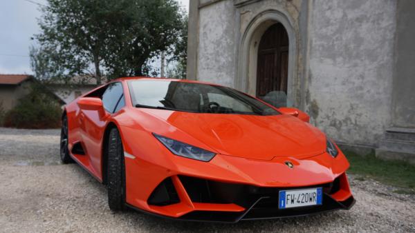 Bild 1 von 3: Angetrieben wird der Lamborghini Huracán EVO von einem 5,2-Liter-V10-Saugmotor, einem Exoten unter den Fahrzeugantrieben. Er röhrt mit dem unverwechselbaren Lambo-Sound.