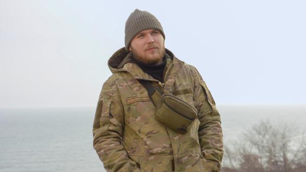 Bild 1 von 21: Im Bild: Moisei Bondarenko ist ukrainischer Musiker und Geiger. Mit Beginn des Krieges schloss sich Moisei den Streitkräften der Ukraine an. An der Front spielt er weiter Geige, um den Menschen in der Ukraine Kraft und Hoffnung zu geben.