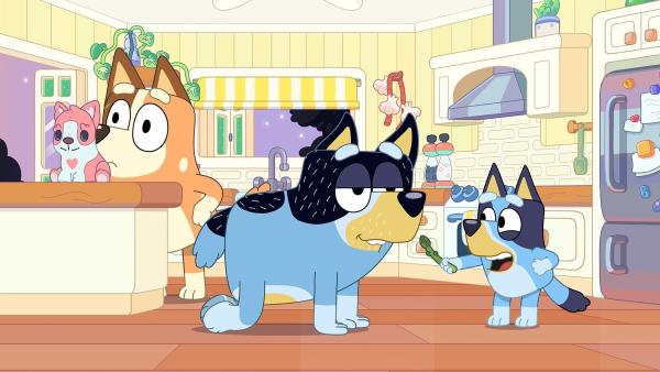 Bild 1 von 6: Als Bluey fragt, warum sie gute Manieren braucht, erklärt ihr Papa, dass sie schließlich keine wilden Tiere sind. Mama gibt Bluey daraufhin einen magischen Spargel, der jeden in das Tier verwandelt, das sie will! Bluey verwandelt alle in wilde Tiere, doch das Leben ohne Regeln ist nicht so gut wie gedacht.