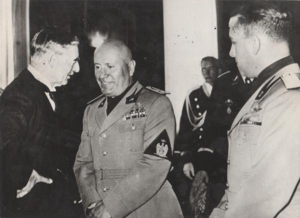 Bild 1 von 3: 1938: Münchner Abkommen, Premier Neville Chamberlain im Gespräch mit Mussolini.