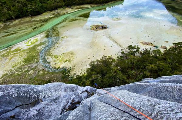 Bild 1 von 4: Madre de Dios nimmt eine Sonderstellung ein, denn die Kalksteininsel ist der rauen Natur 365 Tage im Jahr ausgesetzt und besticht durch ihre wilde Schönheit.
