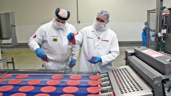 Bild 1 von 3: Die Patties der Fast-Food-Kette Burger King werden unter anderem beim Fleischlieferanten Salomon im bayerischen Großostheim hergestellt.