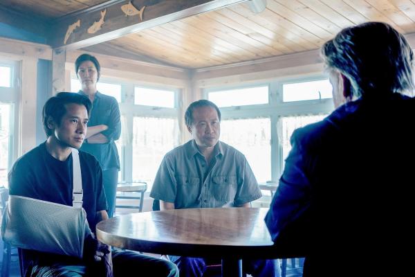Bild 1 von 12: Im Bild (v.li.): David Huynh (CJ Lam), Cindy Cheung (Stephanie Lam), Ronin Wong (Mike Lam), Bill Pullman (Harry Ambrose).