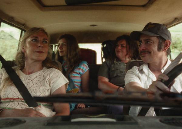 Bild 1 von 7: Auf den gemeinsamen Reisen mit ihren mittlerweile verstorbenen Eltern, Judith (Sofie Decleir, l.) und Frank (Nico Sturm, r.), hatten Anna (Emma Rotsaert, 2.v.l.) und Kat (Marjan De Schutter, 2.v.r.) jede Menge Spaß. Es gab aber auch Turbulenzen.