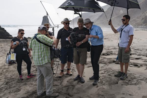 Bild 1 von 8: Dreharbeiten in der Vulkanlandschaft von Teneriffa: Unter echter Sonne zu schwitzen, ist für das Team schon ein anderes Gefühl als unter den Scheinwerfern im Studio.