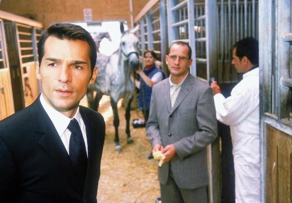 Bild 1 von 3: Im Bild: Auf einem exklusiven Pferdegestüt wird der junge Tierarzt Dr. Stein von einem Pferd zu Tode getreten. Dr. Ewald Buchner (Tim Wilde, hinten, 2.v.re.) hat herausgefunden, dass der Todesfall offenbar kein unglücklicher Zufall war. Hauptkommissar Sinan Toprak (Erol Sander, li.) übernimmt die polizeilichen Ermittlungen.