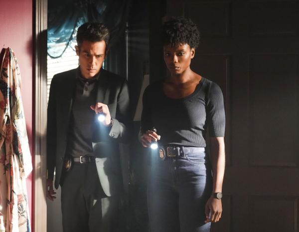 Bild 1 von 4: Special Agent Stuart Scola (John Boyd, l.); Special Agent Tiffany Wallace (Katherine Renee Kane, r.)