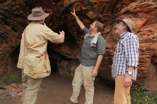 Bild 1 von 5: Josh Gates (M.)