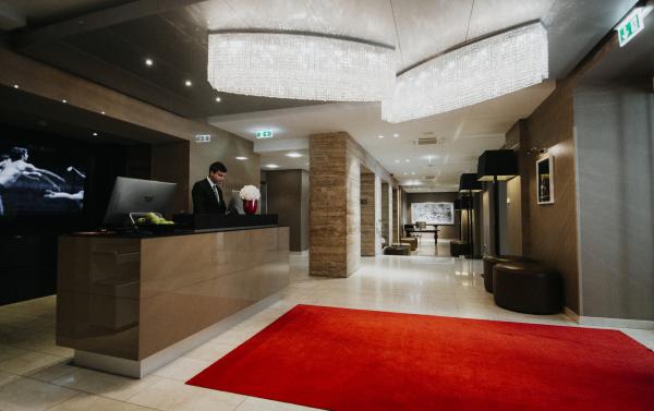 Bild 1 von 31: Die Hotellobby im Hotel The Harmonie Vienna von außen während ServusTVs \