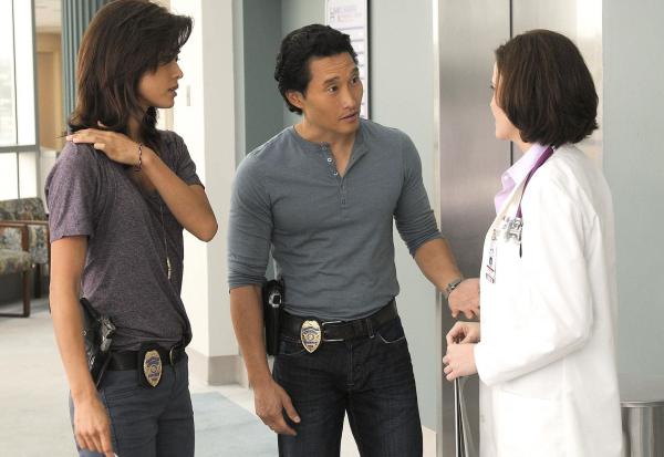 Bild 1 von 41: Bei den Ermittlungen in einem neuen Fall, kommen Chin (Daniel Dae Kim, M.) und Kono (Grace Park, l.) einer Entführung auf die Spur, bei deren Aufklärung Chins Ex-Verlobte Malia (Reiko Aylesworth, r.) eine wesentliche Rolle spielt ...